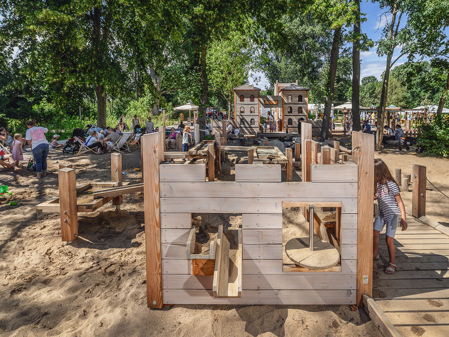 Römerspielplatz auf der LaGa in Neuss mit Sandspielbereich, Kletterparcours und Römerlager.