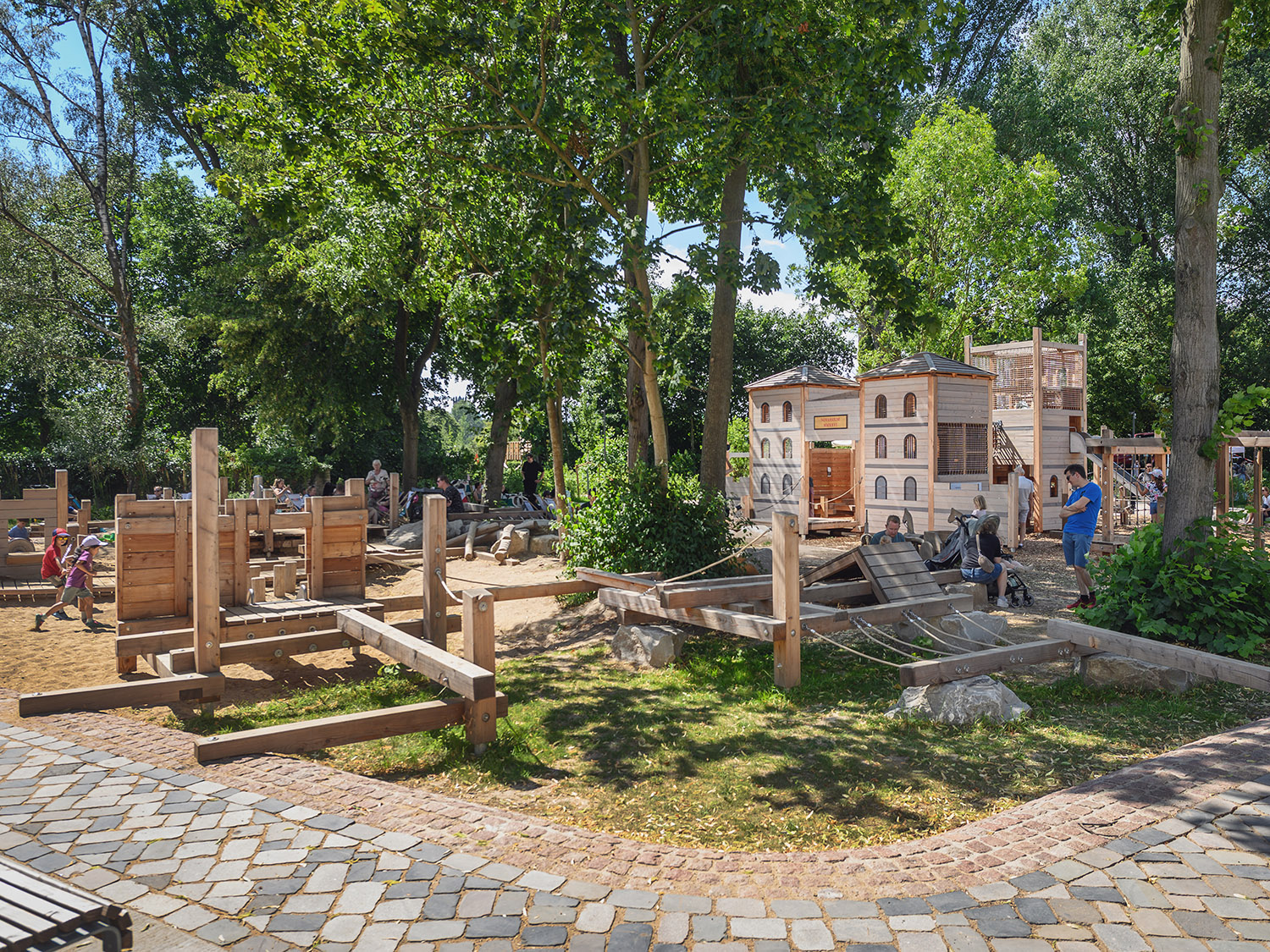 Römerspielplatz auf der LaGa in Neuss mit Sandspielbereich, Kletterparcours und Römerlager.