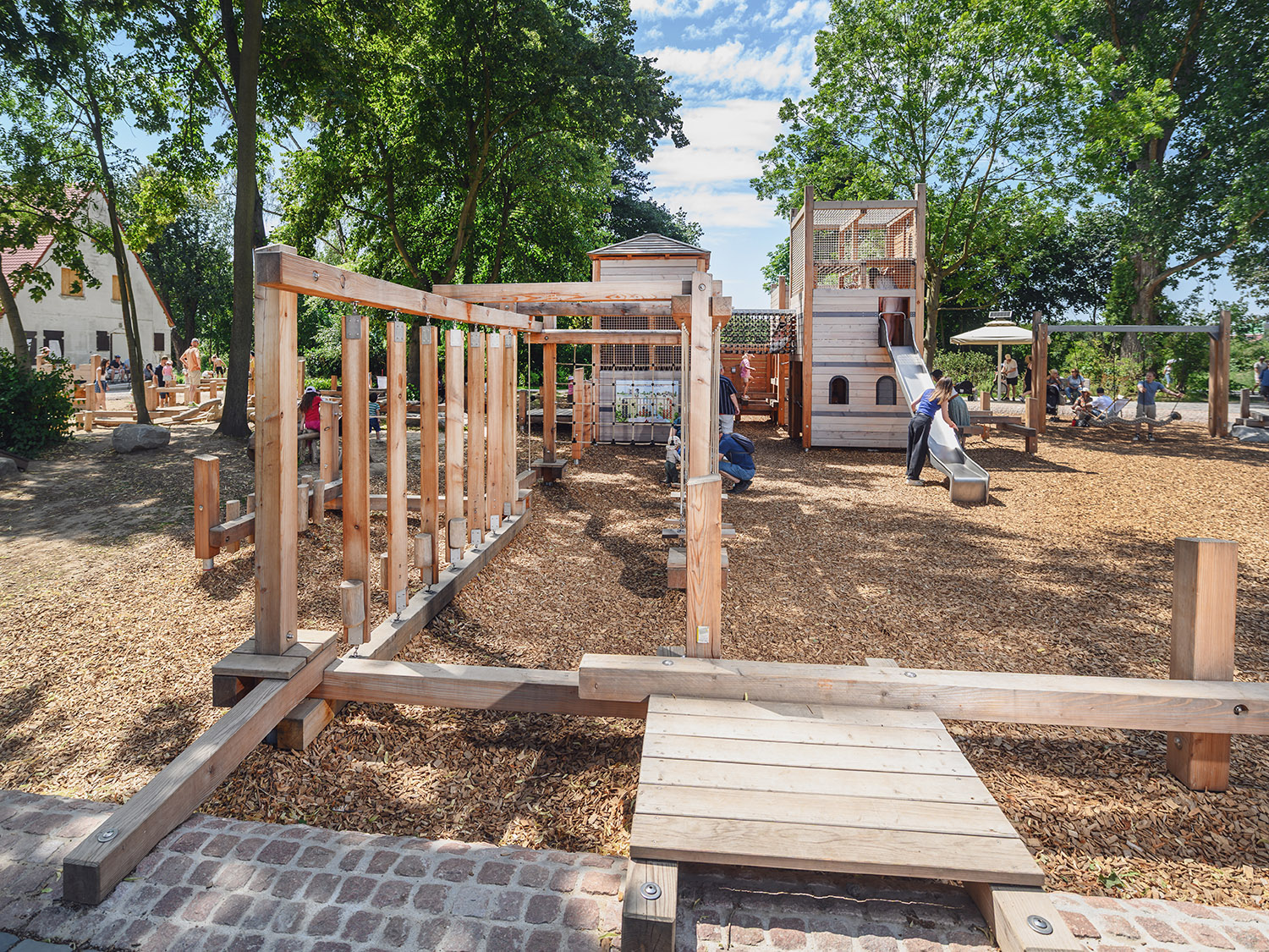 Niedrigseil-Elemente auf dem Römerspielplatz in Neuss, Adapter-Podest für inklusive Anteilhabe.