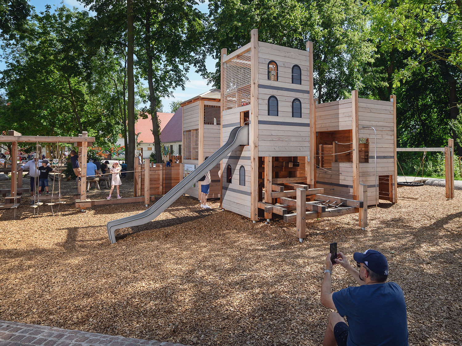 Türme des Römerlagers auf dem Spielplatz in Neuss.