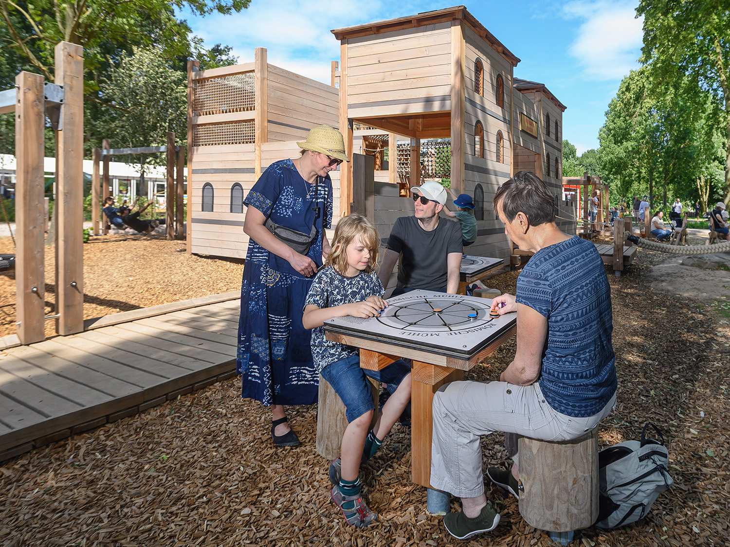 Römische Mühle als fixes Brettspiel, hier können Kinder und Begleitpersonen gemeinsam spielen.