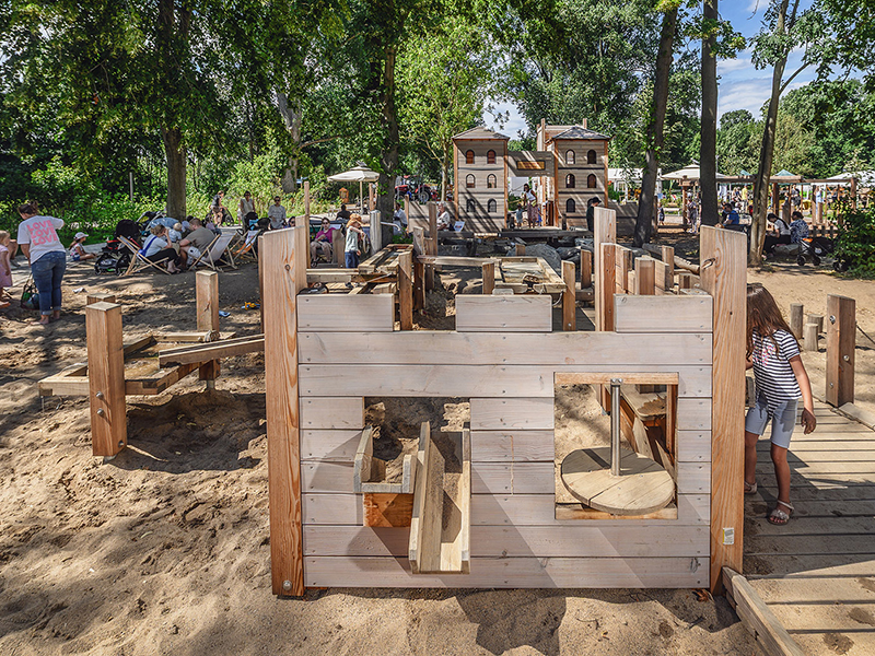 Römerspielplatz auf der LaGa in Neuss mit Sandspielbereich, Kletterparcours und Römerlager.
