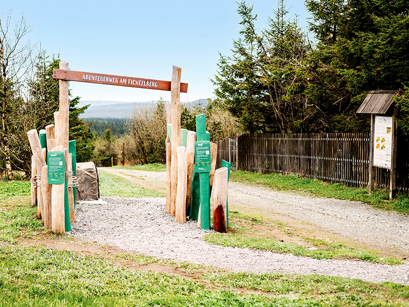 Eingangstor zum Abenteuerweg am Fichtelberg mit 22 Erlebnisstationen und einem großem Spielareal.